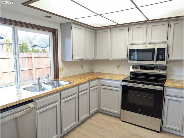 2008 Ne 155TH St, Vancouver, WA 98686