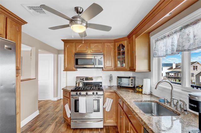 998 Pacific Street, Lindenhurst, NY 11757