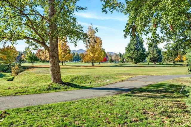 197 Whispering Drive, Grants Pass, OR 97527