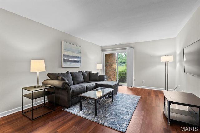 1926 Hunting Lake Court 104, St Louis, MO 63122