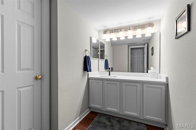 1926 Hunting Lake Court 104, St Louis, MO 63122