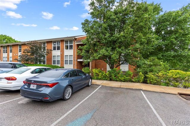 1926 Hunting Lake Court 104, St Louis, MO 63122