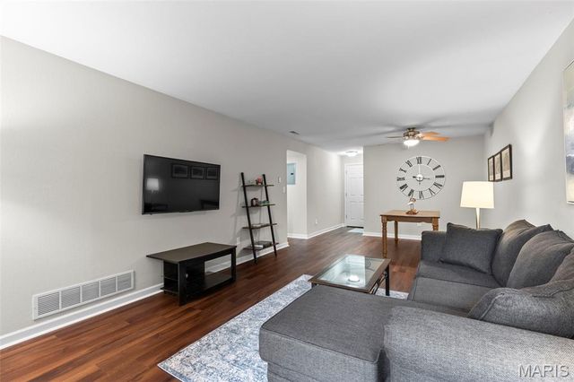1926 Hunting Lake Court 104, St Louis, MO 63122