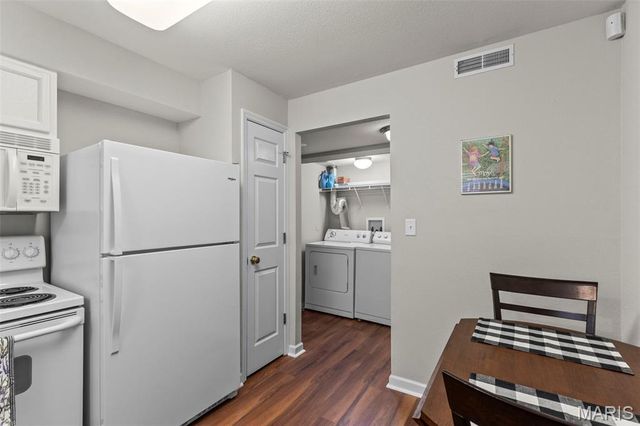 1926 Hunting Lake Court 104, St Louis, MO 63122