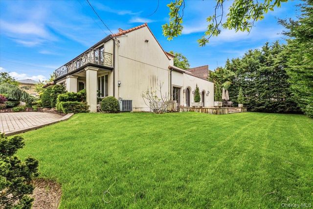 15470 Powells Cove Boulevard, Beechhurst, NY 11357