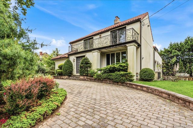 15470 Powells Cove Boulevard, Beechhurst, NY 11357