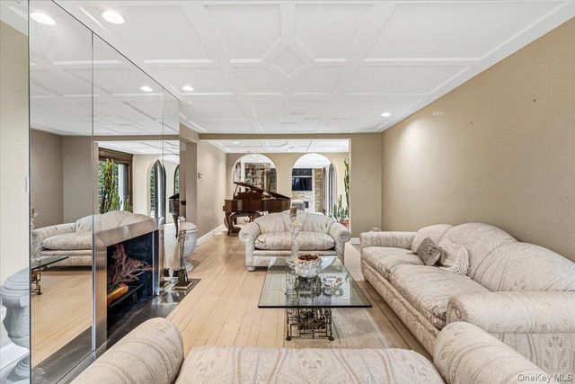 15470 Powells Cove Boulevard, Beechhurst, NY 11357