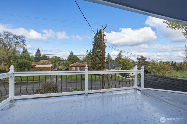 9812 59th Avenue S, Seattle, WA 98118
