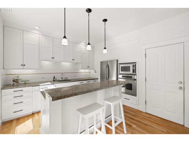 3426 Sw ARNOLD St, Portland, OR 97219