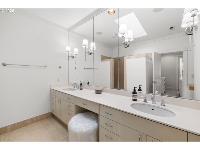 3426 Sw ARNOLD St, Portland, OR 97219