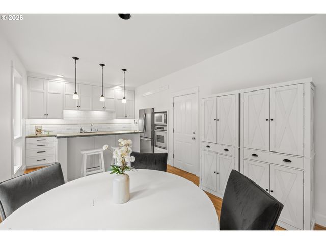 3426 Sw ARNOLD St, Portland, OR 97219