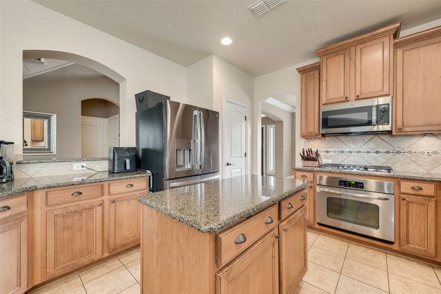 7071 Surfside Lane, Grand Prairie, TX 75054