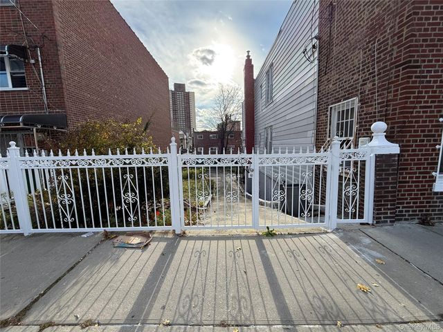 822 E 215th Street, Bronx, NY 10467