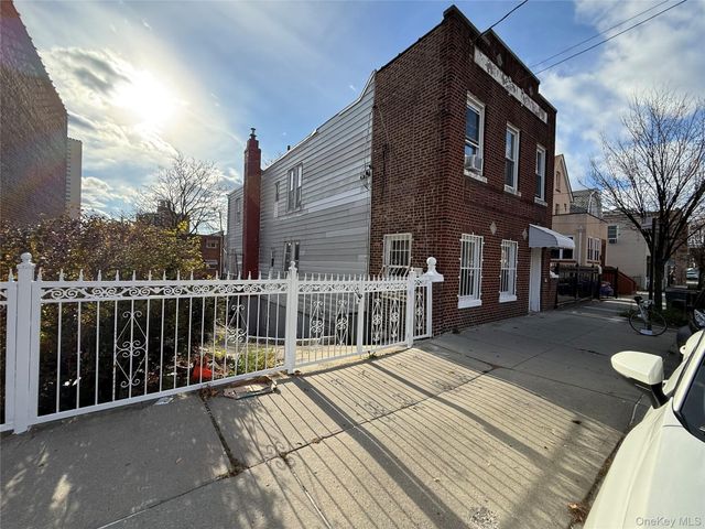 822 E 215th Street, Bronx, NY 10467