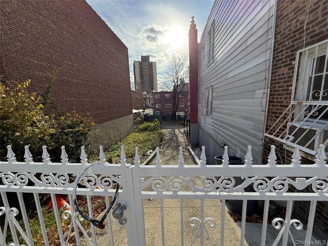 822 E 215th Street, Bronx, NY 10467