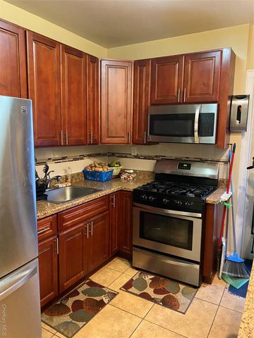 822 E 215th Street, Bronx, NY 10467