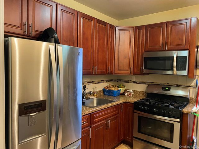 822 E 215th Street, Bronx, NY 10467