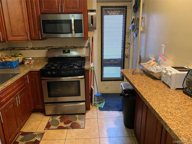 822 E 215th Street, Bronx, NY 10467