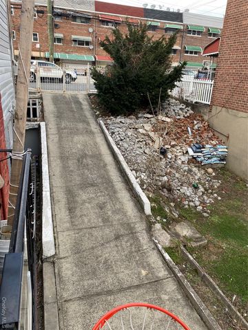 822 E 215th Street, Bronx, NY 10467