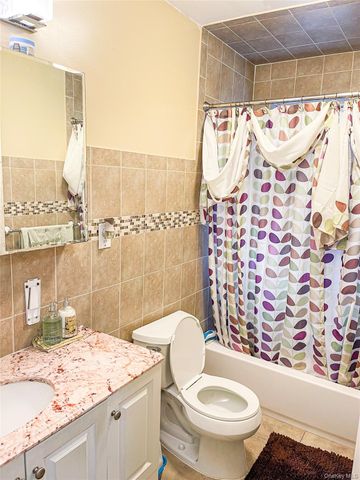 822 E 215th Street, Bronx, NY 10467