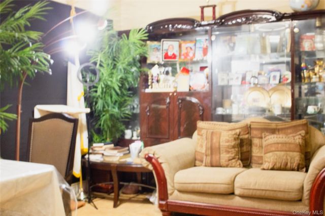 822 E 215th Street, Bronx, NY 10467