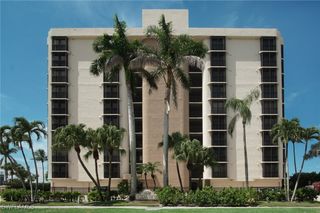 9653 Gulf Shore DR 303, Naples, FL 34108