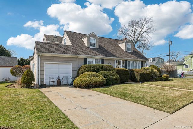 2002 Murray Place, Merrick, NY 11566