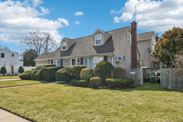 2002 Murray Place, Merrick, NY 11566