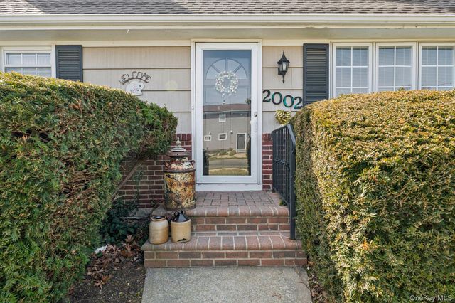 2002 Murray Place, Merrick, NY 11566