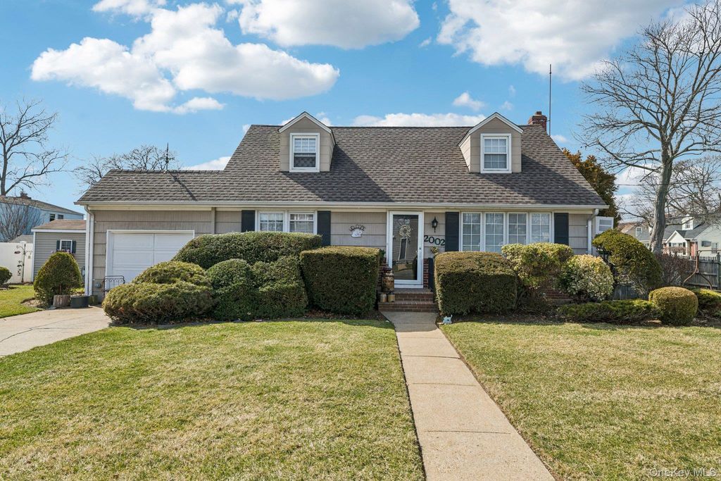 2002 Murray Place, Merrick, NY 11566