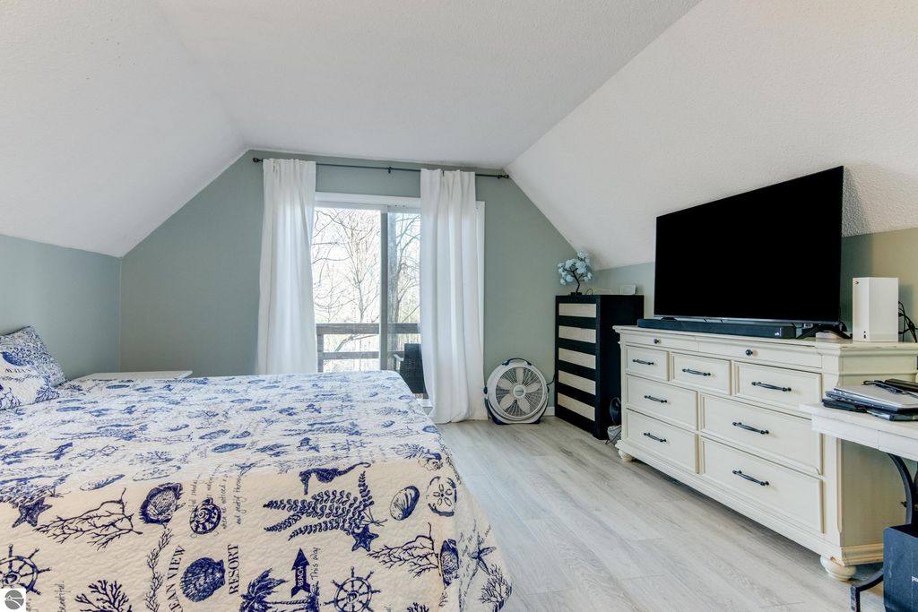 Image 12 of property listing at 4482 Schuss Mountain Road, Bellaire, MI 49615