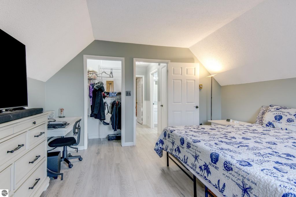 Image 14 of property listing at 4482 Schuss Mountain Road, Bellaire, MI 49615