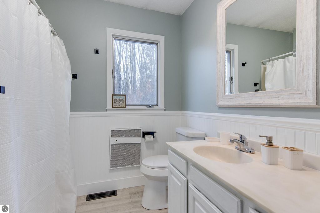 Image 20 of property listing at 4482 Schuss Mountain Road, Bellaire, MI 49615