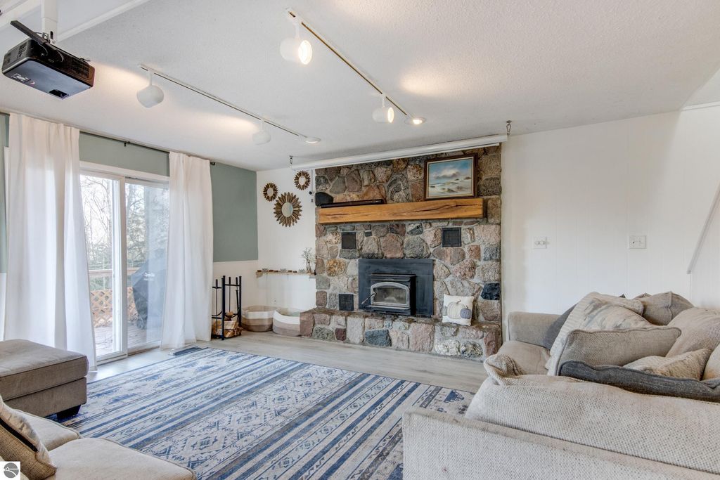 Image 6 of property listing at 4482 Schuss Mountain Road, Bellaire, MI 49615