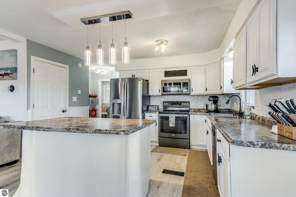 Image 8 of property listing at 4482 Schuss Mountain Road, Bellaire, MI 49615