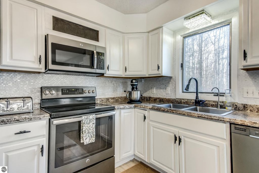 Image 9 of property listing at 4482 Schuss Mountain Road, Bellaire, MI 49615