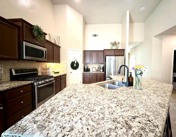 2012 W Crystal Avenue, Visalia, CA 93291