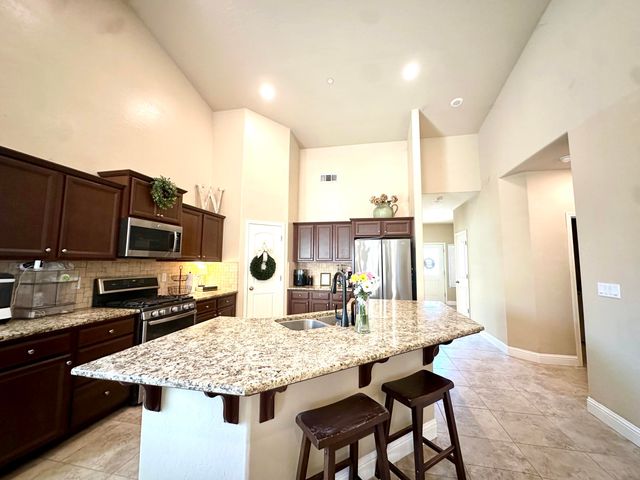 2012 W Crystal Avenue, Visalia, CA 93291