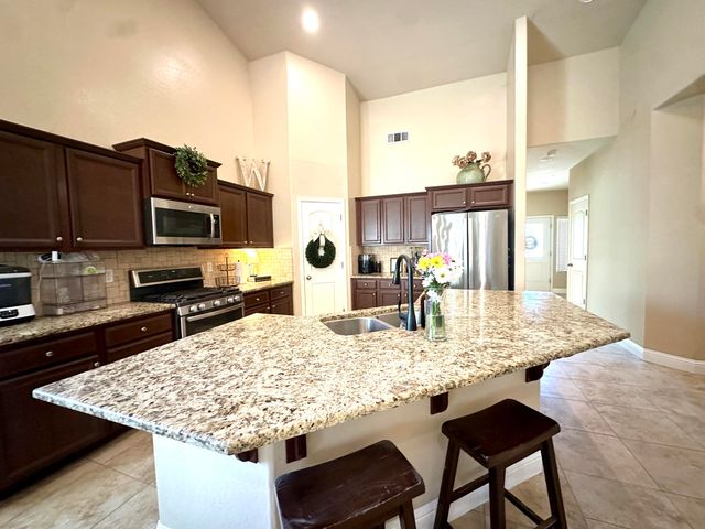 2012 W Crystal Avenue, Visalia, CA 93291