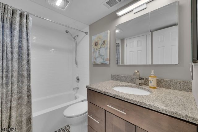 104 Wood Duck Ct, Allamuchy Twp., NJ 07840