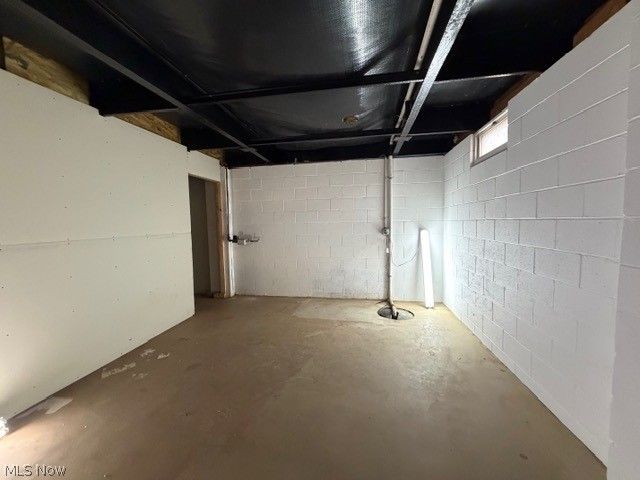 527 W 3rd Street, Uhrichsville, OH 44683