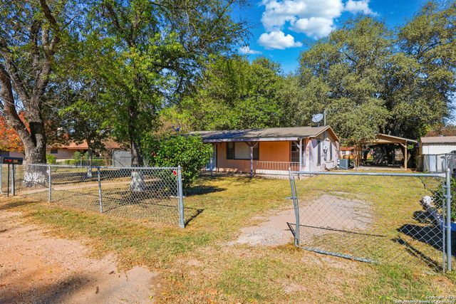 316 W COLONIAL PKWY, Devine, TX 78016