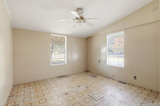 316 W COLONIAL PKWY, Devine, TX 78016