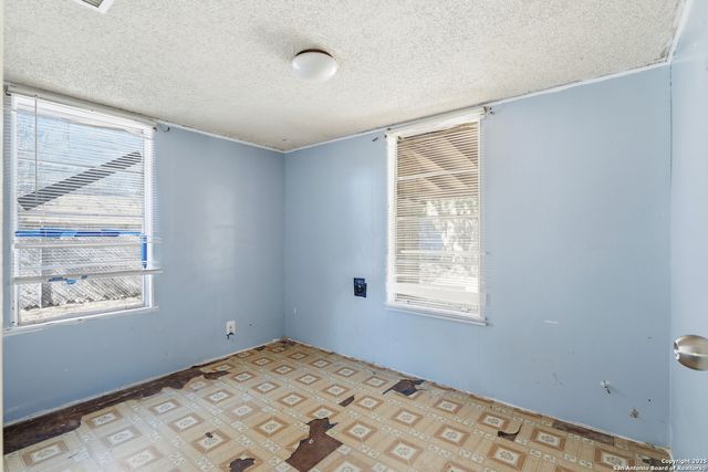 316 W COLONIAL PKWY, Devine, TX 78016