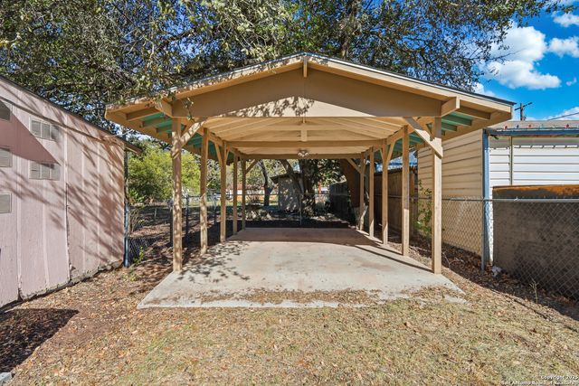 316 W COLONIAL PKWY, Devine, TX 78016