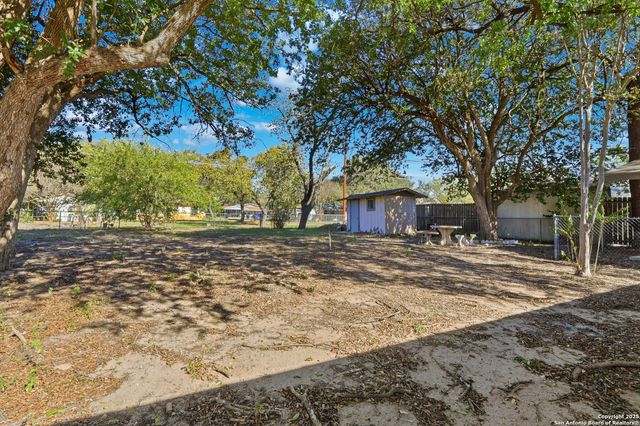 316 W COLONIAL PKWY, Devine, TX 78016