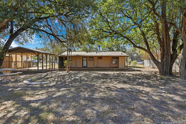 316 W COLONIAL PKWY, Devine, TX 78016