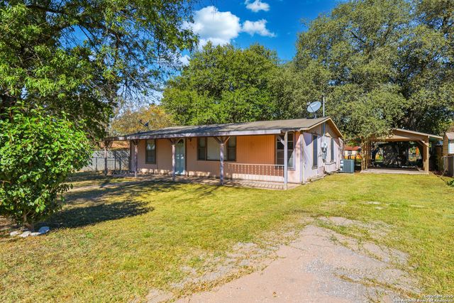 316 W COLONIAL PKWY, Devine, TX 78016