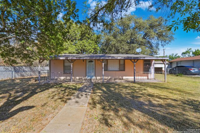 316 W COLONIAL PKWY, Devine, TX 78016