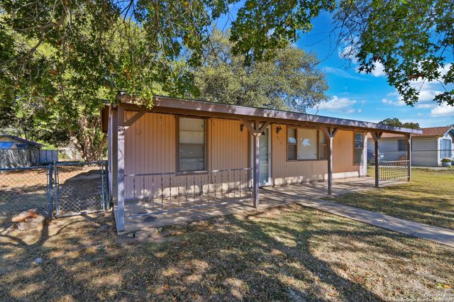 316 W COLONIAL PKWY, Devine, TX 78016